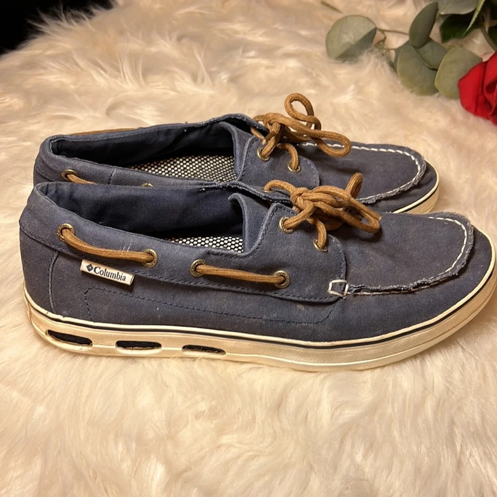 Columbia mens boat